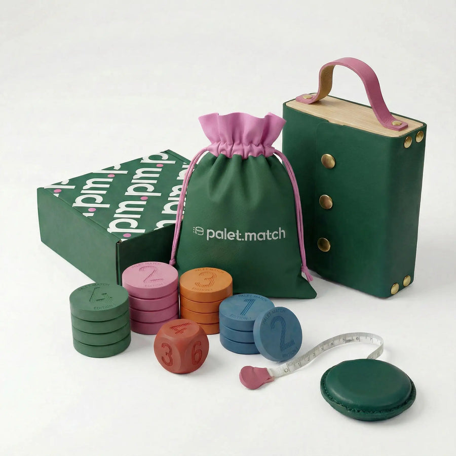 Contenu complet du jeu Palet Match : boîte, sac en coton, palets colorés, dé et sacoche en cuir