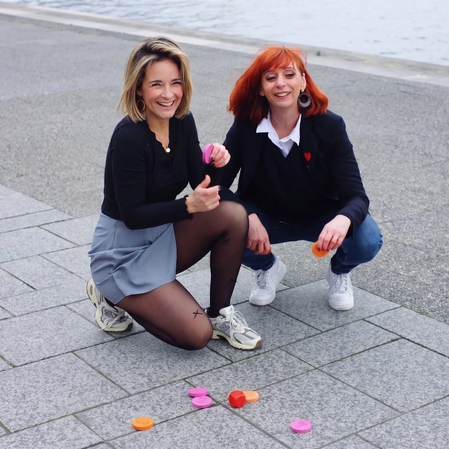 Couple jouant à Palet Match sur la plage en été, jeu d'adresse portable pour les vacances
