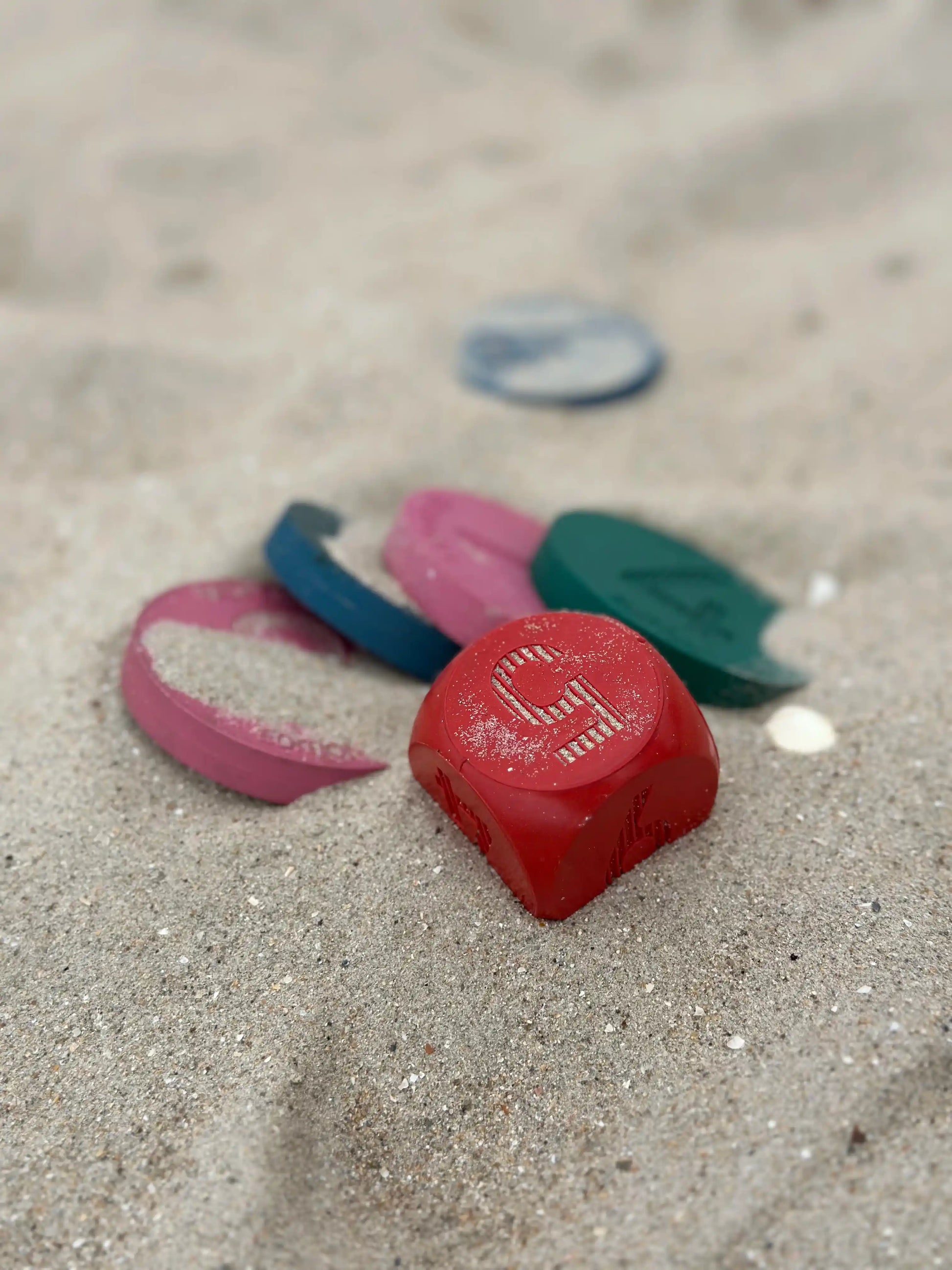 Palets et dé en caoutchouc naturel Palet Match sur du sable – jeu d'adresse jouable en extérieur