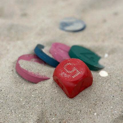 Palet Match dans le sable jouer à la plage pendant les vacances