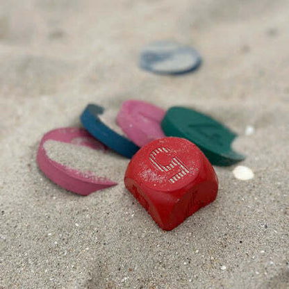 Palet Match dans le sable jouer à la plage pendant les vacances