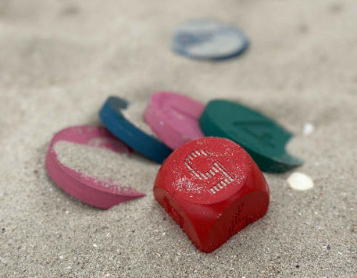 Jouez à Palet Match à la plage en vacances l'été sur le sable