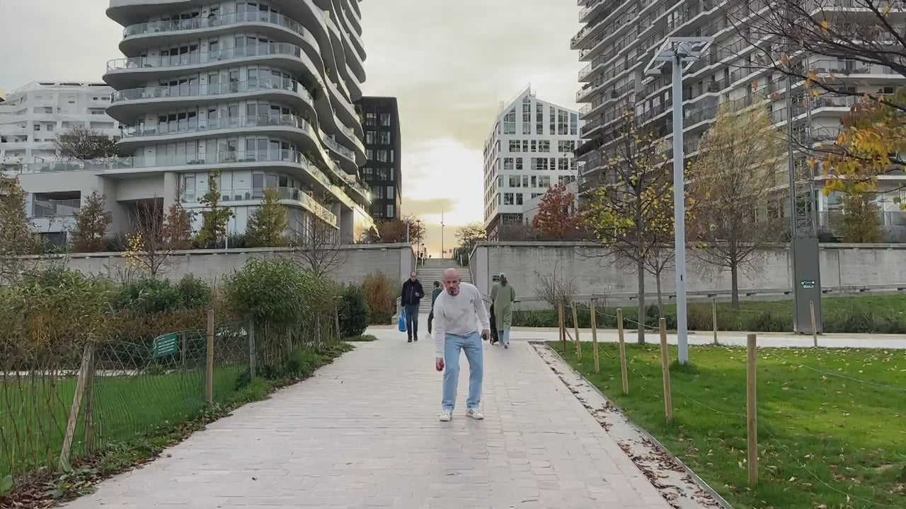 Vidéo Palet Match – joueur lançant ses palets en extérieur, jeu d'adresse tout-terrain